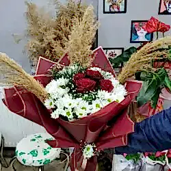 Gül ve Papatya Buketi (Kırmızı Kağıtta)