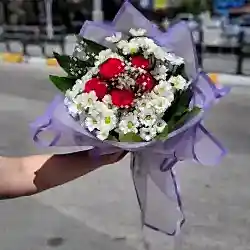 Papatya Buketi İçinde 5 Adet Kırmızı Gül