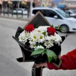 Siyah Kağıtta 2 Gül ve Papatya Buketi