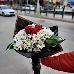 Siyah Kağıtta 3 Gül ve Papatya Buketi