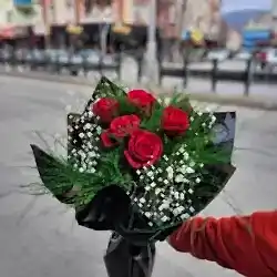 Siyah Kağıtta 5 Adet Gül Buketi