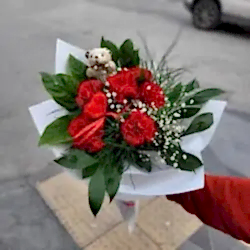 Ayıcıklı 6 Adet Karanfil Buketi (Beyaz Kağıtta)