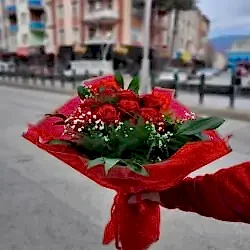 Kırmızı Kağıtta 7 Adet Gül Buketi