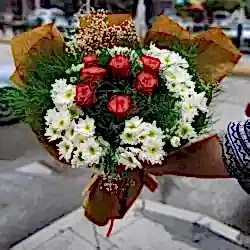 Kraft Kağıtta 7 Adet Gül ve Papatya Buketi