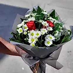 Gri Pakette 2 Gül ve Papatya Buketi