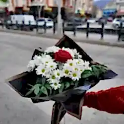 Siyah Kağıtta Tek Gül ve Papatya Buketi